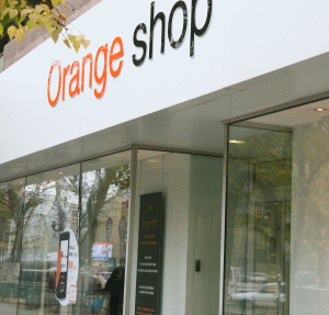 Orange deţine 99 de magazine proprii şi 170 în regim de franciză. Orange deţine 99 de magazine proprii şi 170 în regim de franciză.