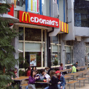 Americanii de la McDonald's au cumpărat cele trei restaurante pe care le deţineau în franciză la Braşov Americanii de la McDonald's au cumpărat cele trei restaurante pe care le deţineau în franciză la Braşov