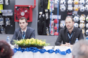 Claudiu Fiţoiu, director Decathlon Băneasa (stânga) şi Eric Mazillier, directorul general al Decathlon România Claudiu Fiţoiu, director Decathlon Băneasa (stânga) şi Eric Mazillier, directorul general al Decathlon România
