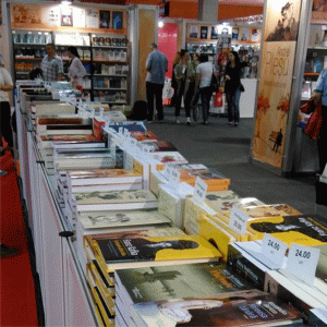Scriitorii se "bat" pe uniuni, librăriile dispar Scriitorii se "bat" pe uniuni, librăriile dispar