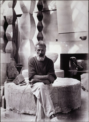 Brancuşi autoportret in atelier 1934
Brancuşi autoportret in atelier 1934