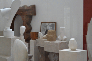 Atelierul lui Brâncuşi la Paris (interior). Atelierul lui Brâncuşi la Paris (interior).