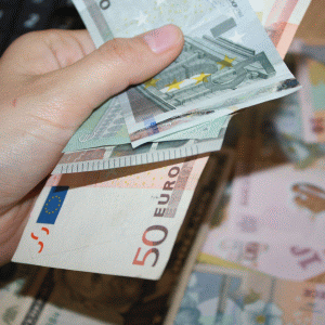 România, tot mai departe de euro ? România, tot mai departe de euro ?