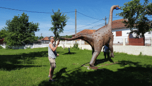 Dinozaurii expuşi în Geoparc, vizitaţi de creatorul lor Dinozaurii expuşi în Geoparc, vizitaţi de creatorul lor