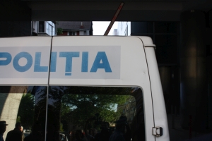 Trei persoane suspectate de comiterea a 25 de infracţiuni au fost reţinute în Botoşani Trei persoane suspectate de comiterea a 25 de infracţiuni au fost reţinute în Botoşani