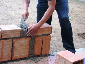 Sectorul construcţiilor a rămas pe minus în aprilie, cu o scădere de 19,6% Sectorul construcţiilor a rămas pe minus în aprilie, cu o scădere de 19,6%