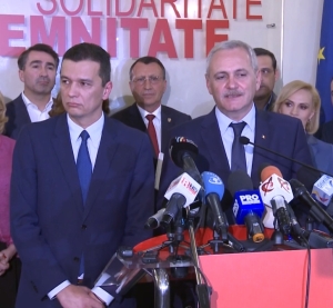 Sorin Grindeanu şi Liviu Dragnea, la momentul în care liderul PSD l-a prezentat pe noul premier (Sursa foto: captură Youtube) Sorin Grindeanu şi Liviu Dragnea, la momentul în care liderul PSD l-a prezentat pe noul premier (Sursa foto: captură Youtube)