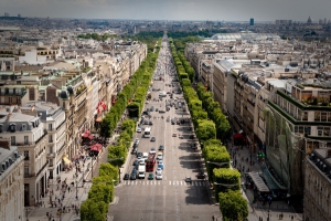 Bulevardul Champs Elysees (Sursa foto: Wikipedia) Bulevardul Champs Elysees (Sursa foto: Wikipedia)