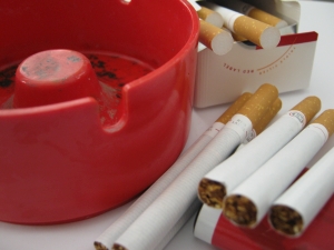 Românii fumează una din zece ţigări de contrabandă traficate la nivelul UE Românii fumează una din zece ţigări de contrabandă traficate la nivelul UE