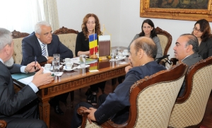 Întâlnirea dintre Petre Daea şi delagaţia din Qatar (Sursa foto: Ministerul Agriculturii) Întâlnirea dintre Petre Daea şi delagaţia din Qatar (Sursa foto: Ministerul Agriculturii)