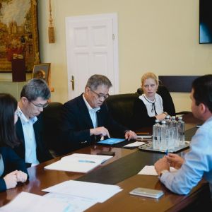 Investitorii japonezi au avut o întâlnire de lucru cu autorităţile arădene. Investitorii japonezi au avut o întâlnire de lucru cu autorităţile arădene.
