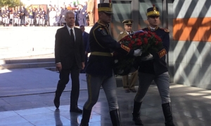 Ambasadorul Hans Klemm la Monumentul Holocaustului (Sursa foto: https://ro.usembassy.gov/) Ambasadorul Hans Klemm la Monumentul Holocaustului (Sursa foto: https://ro.usembassy.gov/)