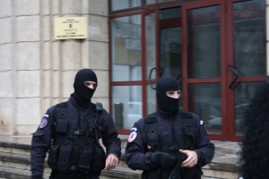 DIICOT: 37 de persoane conduse la audieri, într-un dosar de cămătărie şi deturnare de licitaţii DIICOT: 37 de persoane conduse la audieri, într-un dosar de cămătărie şi deturnare de licitaţii