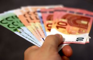 Comisia Europeană alocă 17 milioane euro pentru îmbunătăţirea accesului la apă potabilă Comisia Europeană alocă 17 milioane euro pentru îmbunătăţirea accesului la apă potabilă