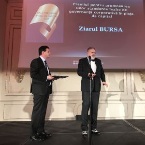 Adrian Tănase, CIO of NN, has handed the award to MAKE, the president of the BURSA press group. Adrian Tănase, CIO of NN, has handed the award to MAKE, the president of the BURSA press group.