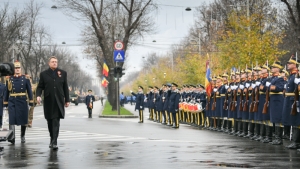 Klaus Iohannis la parada militară de la Arcul de Triumf (Sursa foto: Presidency.ro) Klaus Iohannis la parada militară de la Arcul de Triumf (Sursa foto: Presidency.ro)