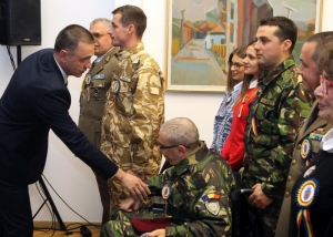 Ministrul Mihai Fifor, împreună cu cei trei militari (Sursa foto: Eugen Mihai/ MApN) Ministrul Mihai Fifor, împreună cu cei trei militari (Sursa foto: Eugen Mihai/ MApN)