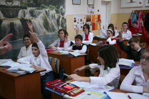 Trei apeluri de proiecte pentru reabilitarea şi modernizarea unităţilor de învăţământ Trei apeluri de proiecte pentru reabilitarea şi modernizarea unităţilor de învăţământ