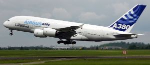 Airbus intenţionează să producă doar şase aparate A380 pe an Airbus intenţionează să producă doar şase aparate A380 pe an
