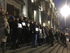 Magistraţi protestând în faţa Curţii de Apel Bucureşti (Sursa foto: Matei M. Bărbulescu/Facebook) Magistraţi protestând în faţa Curţii de Apel Bucureşti (Sursa foto: Matei M. Bărbulescu/Facebook)
