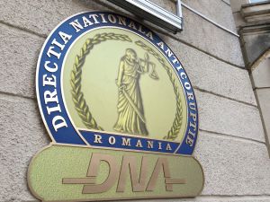 "18 persoane şi 2 firme trimise în judecată pentru fraudarea de fonduri europene" "18 persoane şi 2 firme trimise în judecată pentru fraudarea de fonduri europene"