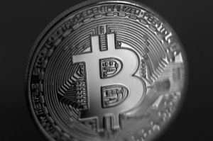 Bitcoin a scăzut astăzi din cauza temerilor că autorităţile de reglementare vor înăspri controlul pieţei Bitcoin a scăzut astăzi din cauza temerilor că autorităţile de reglementare vor înăspri controlul pieţei