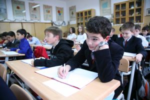 Elevii nu vor mai fi obligaţi să facă de serviciu pe şcoală sau să poarte uniformă Elevii nu vor mai fi obligaţi să facă de serviciu pe şcoală sau să poarte uniformă