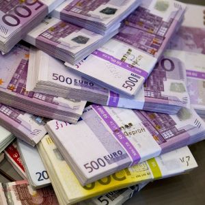 "Intesa" ia în calcul vânzarea diviziei de colectare a datoriilor şi a unor credite neperformante "Intesa" ia în calcul vânzarea diviziei de colectare a datoriilor şi a unor credite neperformante