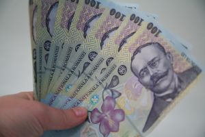 Câştigul salarial mediu brut pe economie a fost în luna noiembrie 2017 de 3430 lei Câştigul salarial mediu brut pe economie a fost în luna noiembrie 2017 de 3430 lei