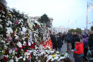 Sute de oameni la parastasul de 40 de zile de la moartea regelui Mihai I Sute de oameni la parastasul de 40 de zile de la moartea regelui Mihai I