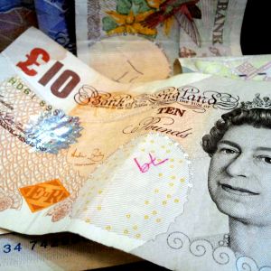 Lira sterlină va scădea din nou sub 1,40 dolari Lira sterlină va scădea din nou sub 1,40 dolari