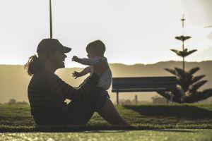 "Părinţii simt o presiune socială de a cheltui mai mult decât îşi permit pentru copiii lor" "Părinţii simt o presiune socială de a cheltui mai mult decât îşi permit pentru copiii lor"