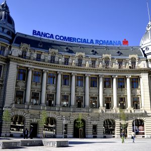 Judecătoria Piteşti obligă BCR să restituie clientului circa 40.000 euro Judecătoria Piteşti obligă BCR să restituie clientului circa 40.000 euro