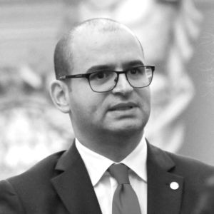Potrivit deciziei instanţei, din cei patru ani de închisoare se va scădea perioada în care Horia Georgescu (foto) a stat în arest preventiv, respectiv 18 martie 2015 - 9 iulie 2015. În plus, Horia Georgescu nu are voie să ocupe o funcţie publică pe o perioadă de 5 ani, după executarea pedepsei. Potrivit deciziei instanţei, din cei patru ani de închisoare se va scădea perioada în care Horia Georgescu (foto) a stat în arest preventiv, respectiv 18 martie 2015 - 9 iulie 2015. În plus, Horia Georgescu nu are voie să ocupe o funcţie publică pe o perioadă de 5 ani, după executarea pedepsei.