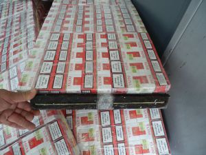 Peste 460.000 de ţigări de contrabandă, descoperite de poliţişti ascunse în interiorul unor piese de mobilier Peste 460.000 de ţigări de contrabandă, descoperite de poliţişti ascunse în interiorul unor piese de mobilier