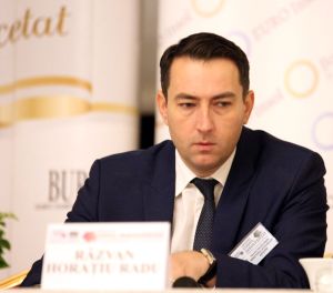 Răzvan Horaţiu Radu: "Banca Centrală Europeană (BCE) susţine obiectivul propunerii de Directivă de a reduce barierele semnificative din calea liberei circulaţii a capitalurilor provenite din diferenţele cadrelor juridice ale statelor membre în materie de restructurare şi insolvenţă". Răzvan Horaţiu Radu: "Banca Centrală Europeană (BCE) susţine obiectivul propunerii de Directivă de a reduce barierele semnificative din calea liberei circulaţii a capitalurilor provenite din diferenţele cadrelor juridice ale statelor membre în materie de restructurare şi insolvenţă".