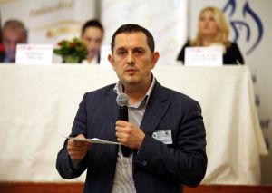 Gheorghe Piperea: "Un sechestru pentru recuperarea pagubei înseamnă poprirea conturilor, ceea ce poate duce la insolvenţă. Dacă respectivele firme sunt vehicule pentru spălarea banilor sau alte acţiuni similare, atunci se justifică astfel de acţiuni (exceptând situaţiile în care sunt acuzate persoane inocente), altfel, nu". Gheorghe Piperea: "Un sechestru pentru recuperarea pagubei înseamnă poprirea conturilor, ceea ce poate duce la insolvenţă. Dacă respectivele firme sunt vehicule pentru spălarea banilor sau alte acţiuni similare, atunci se justifică astfel de acţiuni (exceptând situaţiile în care sunt acuzate persoane inocente), altfel, nu".