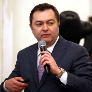 În opinia domnului Dan Paul, la întrebările pe care le-a ridicat, ar trebui să răspundă Autoritatea de Supraveghere Financiară (ASF), ca supraveghetor al pieţei de capial, sau instanţa, în cazul în care vreun acţionar contestă deciziile AGA. În opinia domnului Dan Paul, la întrebările pe care le-a ridicat, ar trebui să răspundă Autoritatea de Supraveghere Financiară (ASF), ca supraveghetor al pieţei de capial, sau instanţa, în cazul în care vreun acţionar contestă deciziile AGA.