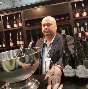Cătălin Grecu: "Spre bucuria noastră, este prima ediţie a Good Wine la care participăm cu alte produse decât cele pe care le ştiau consumatorii, pentru că lumea cunoştea compania Cotnari prin vinurile dulci, Grasa de Cotnari, Tamâioasa Românească şi cam atât". Cătălin Grecu: "Spre bucuria noastră, este prima ediţie a Good Wine la care participăm cu alte produse decât cele pe care le ştiau consumatorii, pentru că lumea cunoştea compania Cotnari prin vinurile dulci, Grasa de Cotnari, Tamâioasa Românească şi cam atât".