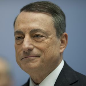 La conferinţa de presă de la Frankfurt, Mario Draghi a prezentat prognozele economice revizuite în sens pozitiv şi omis din comunicatul instituţiei paragraful referitor la posibilitatea creşterii din nou a achiziţiilor de titluri financiare prin tipărire, în cazul deteriorării condiţiilor economice. La conferinţa de presă de la Frankfurt, Mario Draghi a prezentat prognozele economice revizuite în sens pozitiv şi omis din comunicatul instituţiei paragraful referitor la posibilitatea creşterii din nou a achiziţiilor de titluri financiare prin tipărire, în cazul deteriorării condiţiilor economice.