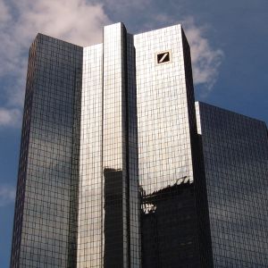 "Deutsche Bank" îşi evaluează divizia de administrare a activelor la un maxim de 7,2 miliarde euro "Deutsche Bank" îşi evaluează divizia de administrare a activelor la un maxim de 7,2 miliarde euro
