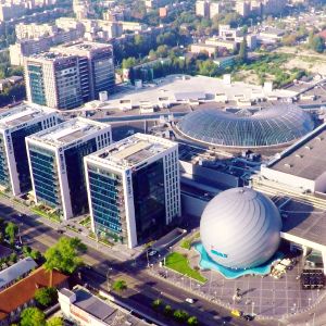 Centrul comercial AFI Ploieşti a generat, anul trecut, un venit operaţional net de peste cinci milioane de euro, având o suprafaţă totală închiriabilă de 34.000 de metri pătraţi, se mai menţionează în comunicatul de presă. De asemenea, potrivit reprezentanţilor companiei, vânzările retailerilor din centrul comercial Afi Ploieşti au crescut cu 18%, ajungând la peste 260 de milioane de lei, anul trecut, în comparaţie cu cele înregistrate în 2016. Totodată, numărul de vizitatori ai centrului comercial din Ploieşti a depăşit pragul de 15.000 de persoane pe zi, iar gradul de ocupare rămâne constant, la 99%. Centrul comercial AFI Ploieşti a generat, anul trecut, un venit operaţional net de peste cinci milioane de euro, având o suprafaţă totală închiriabilă de 34.000 de metri pătraţi, se mai menţionează în comunicatul de presă. De asemenea, potrivit reprezentanţilor companiei, vânzările retailerilor din centrul comercial Afi Ploieşti au crescut cu 18%, ajungând la peste 260 de milioane de lei, anul trecut, în comparaţie cu cele înregistrate în 2016. Totodată, numărul de vizitatori ai centrului comercial din Ploieşti a depăşit pragul de 15.000 de persoane pe zi, iar gradul de ocupare rămâne constant, la 99%.