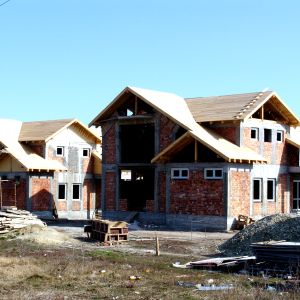 Deputaţii reiau discuţiile pe Legea băncilor pentru locuinţe Deputaţii reiau discuţiile pe Legea băncilor pentru locuinţe