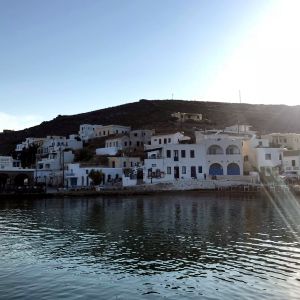 Cu barca printre insulele Ciclade Cu barca printre insulele Ciclade