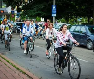 Ia românească, sărbătorită pe biciclete Ia românească, sărbătorită pe biciclete