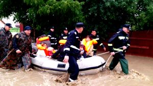 Inundaţiile mobilizează autorităţile Inundaţiile mobilizează autorităţile