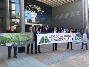 Asociaţiile militante pentru construcţia A8 au tras un semnal de alarmă la Bruxelles Asociaţiile militante pentru construcţia A8 au tras un semnal de alarmă la Bruxelles