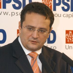 George Maior a fost acuzat în repetate rânduri că este cel care a permis implicarea în Justiţie a SRI şi a intervenit în favoarea unor anumite personaje politice. George Maior a fost acuzat în repetate rânduri că este cel care a permis implicarea în Justiţie a SRI şi a intervenit în favoarea unor anumite personaje politice.