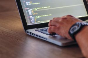 Conţinutul ofensator, combătut cu ajutorul inteligenţei artificiale Conţinutul ofensator, combătut cu ajutorul inteligenţei artificiale