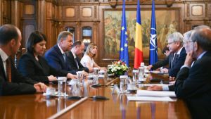 Primele discuţii ale reprezentanţilor Comisiei de la Veneţia cu reprezentanţii autorităţilor române au avut loc, ieri, când membrii delegaţiei s-au întâlnit cu ministrul de justiţie, cu preşedintele ţării şi cu reprezentanţii CSM.
Primele discuţii ale reprezentanţilor Comisiei de la Veneţia cu reprezentanţii autorităţilor române au avut loc, ieri, când membrii delegaţiei s-au întâlnit cu ministrul de justiţie, cu preşedintele ţării şi cu reprezentanţii CSM.